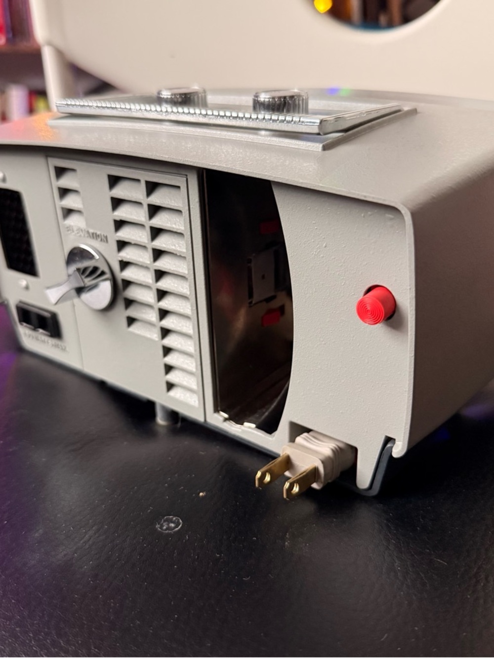 Vintage Technicolor Deluxe 580 Super 8 Projector for Home Film Viewing - Picture 11 of 16